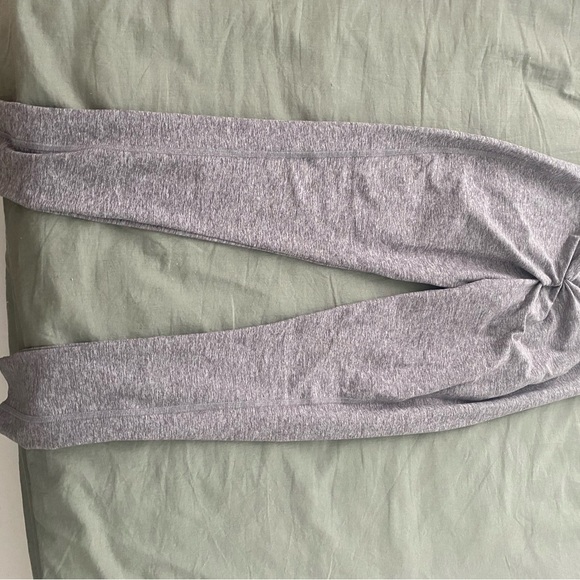 V front waistband with booty-focused back are perfect for you. - Picture 3 of 4